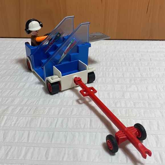 Passenger Boarding Stairs by Playmobil - Airport Service Crew - Picture 2 of 11